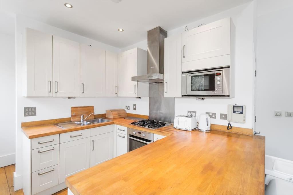 2 Bed Private Townhouse Mews, King's Cross Apartment *
