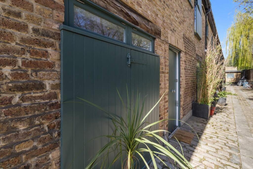2 Bed Private Townhouse Mews, King's Cross * London