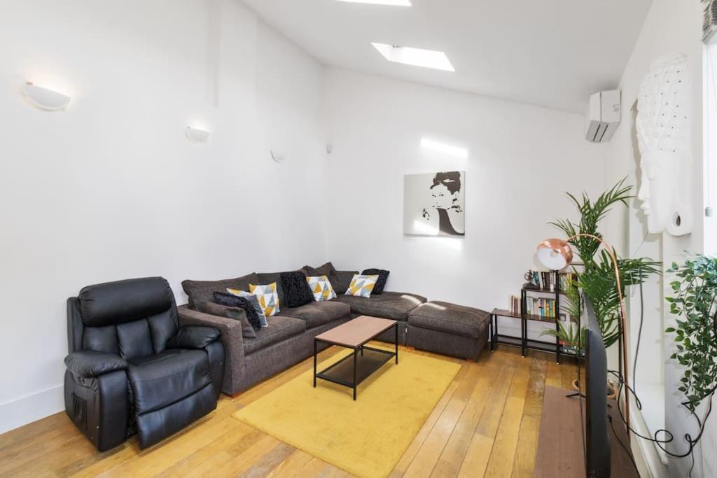 2 Bed Private Townhouse Mews, King's Cross Apartment