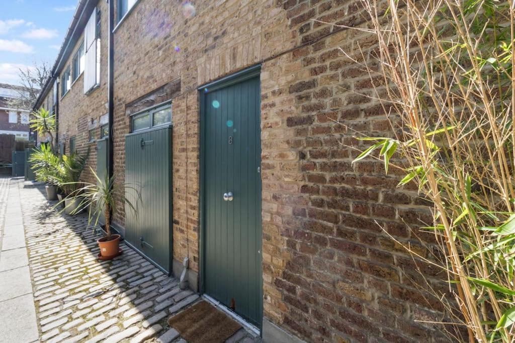 2 Bed Private Townhouse Mews, King's Cross Apartment London